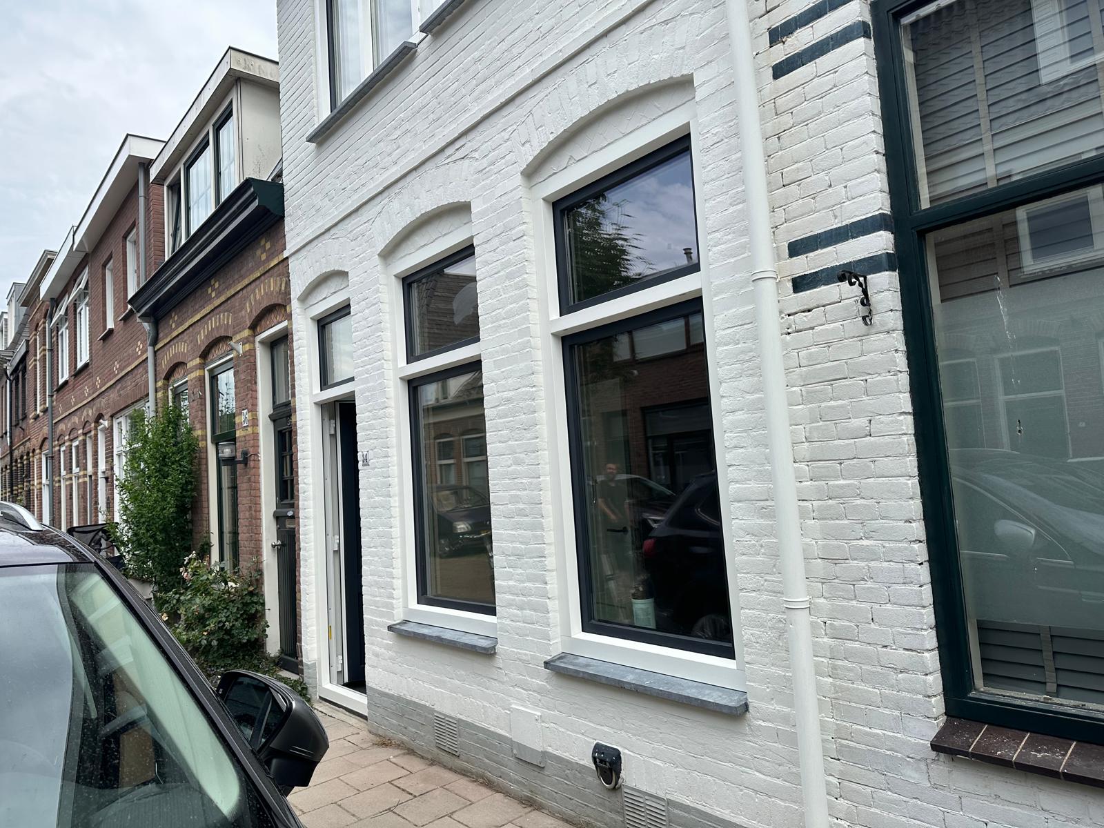 Kunststof kozijnen in jarenwoning met verdiept profiel en donkere raamafwerking