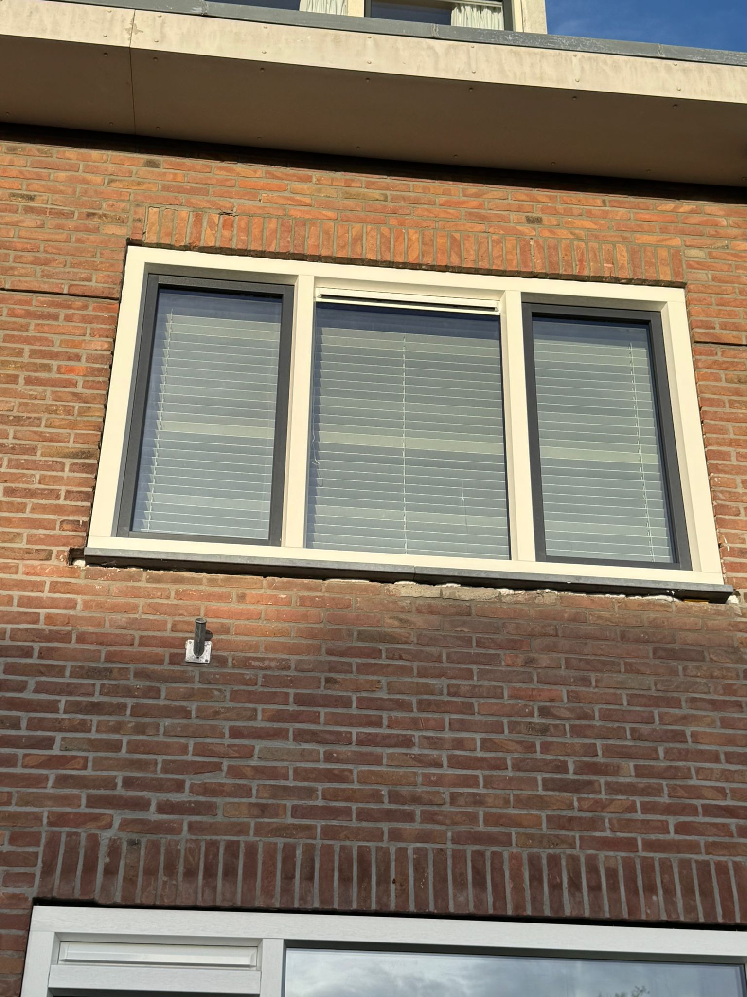 Kunststof kozijnen met jaloezieën toegepast in brede ramen van woning