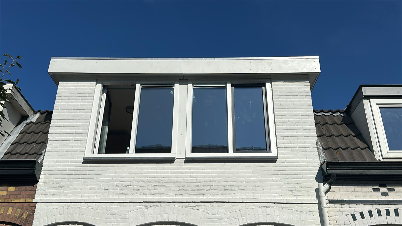 Kunststof kozijnen op dakkapel met slanke profielen en HR++ glas geplaatst door KozijnBase