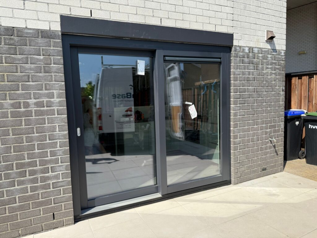 Moderne kunststof schuifpui met HR++ of triple glas voor betere isolatiewaarde (lage U-waarde) in nieuwbouwwoning