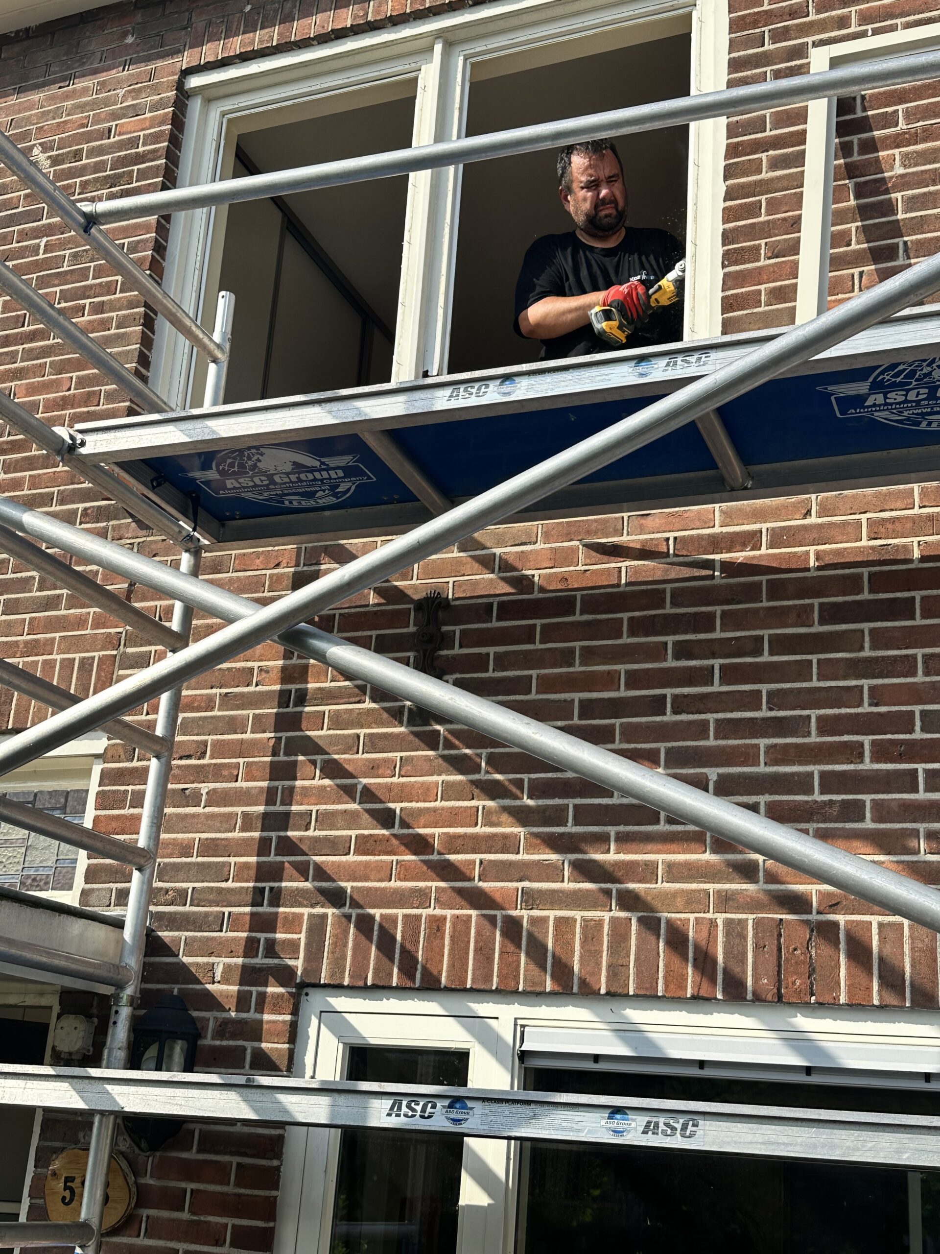Montage van kunststof kozijnen en nieuwe vensterbanken op verdieping