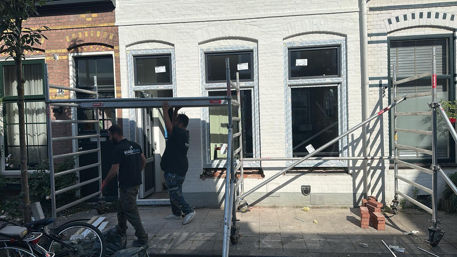 Montage van kunststof kozijnen en voordeur door monteurs van KozijnBase tijdens renovatieproject