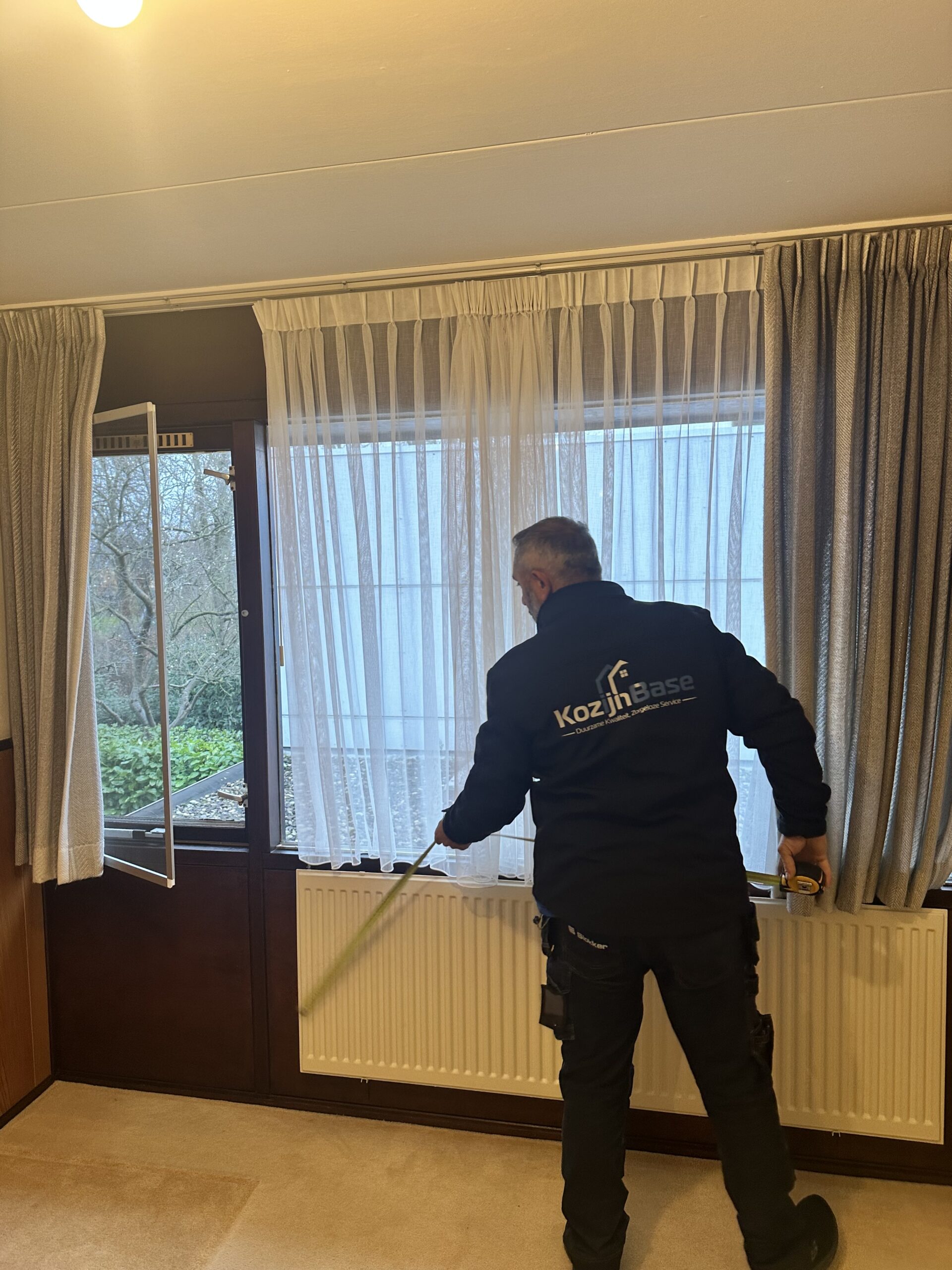 Monteur van KozijnBase tijdens inmeten van oude houten kozijnen voorafgaand aan renovatie in Uithoorn
