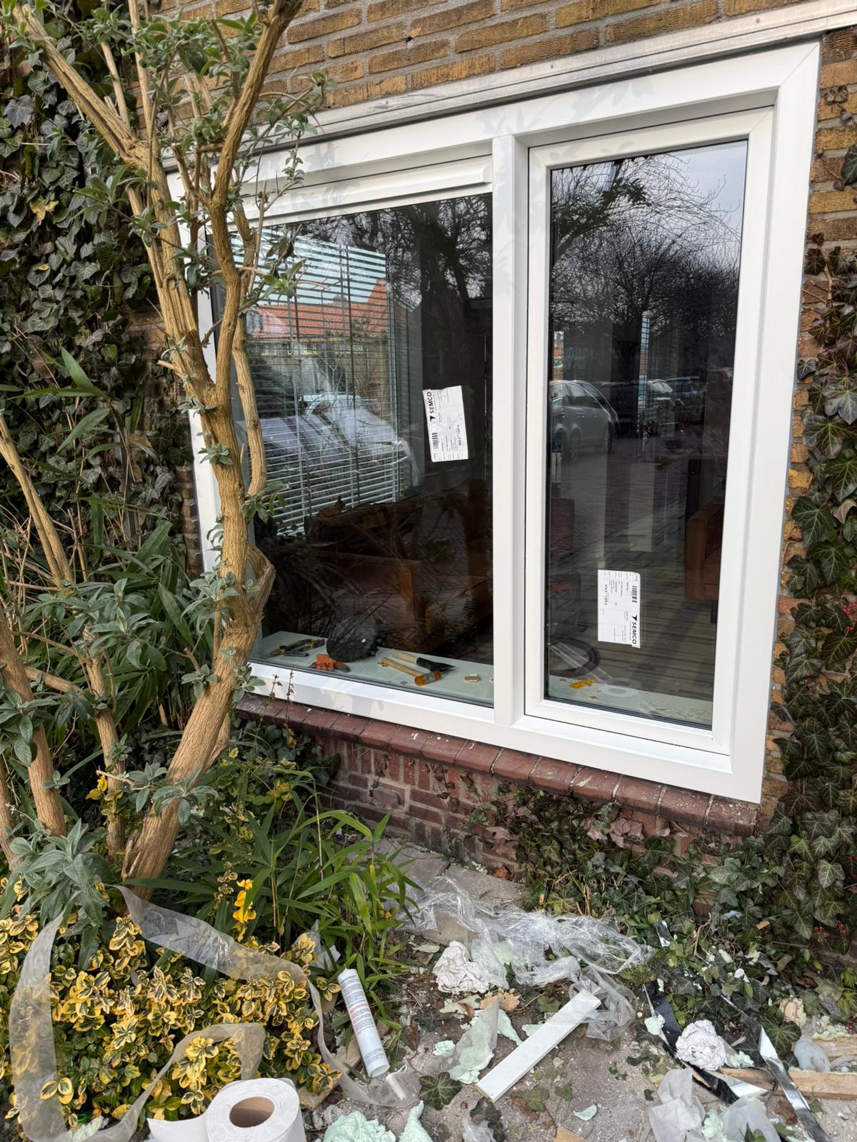 Nieuw geplaatst kunststof kozijn in gevel tijdens renovatie van woning met HR++ beglazing