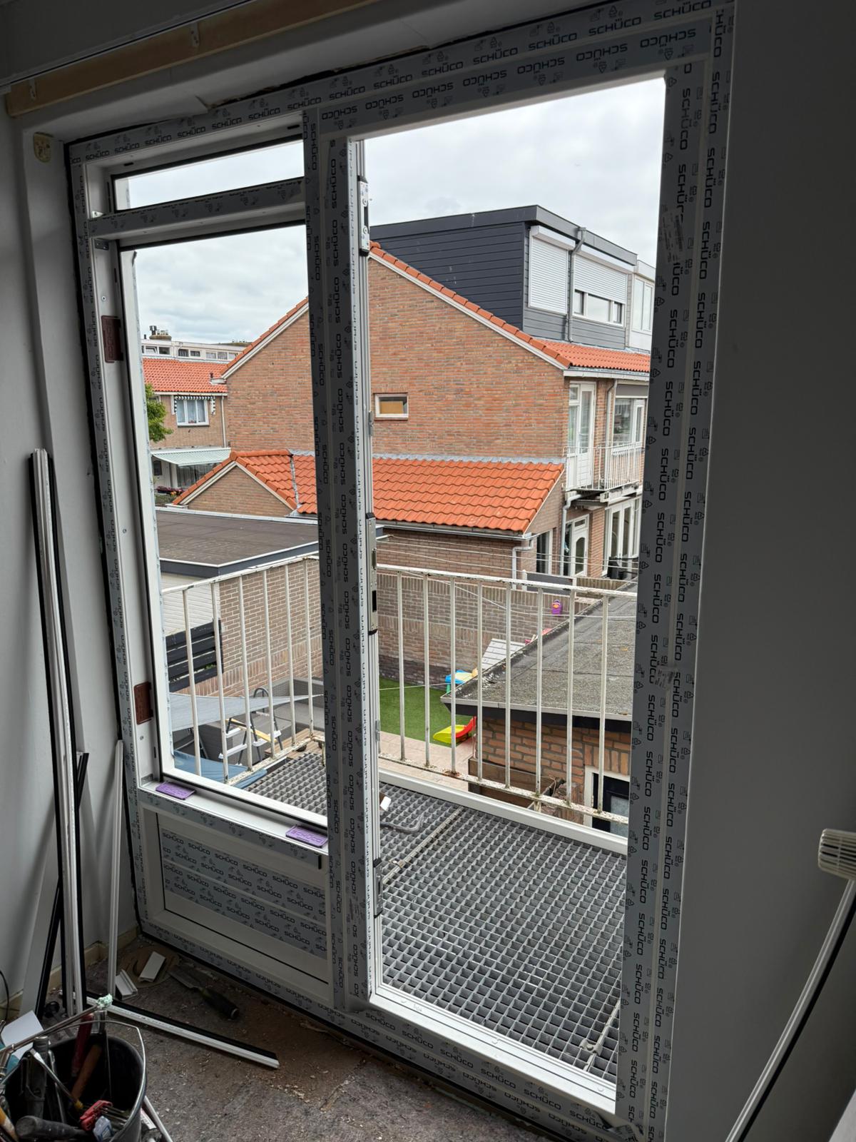 Nieuw kunststof kozijn met kalfplaatsing en ventilatierooster boven het raam tijdens montage