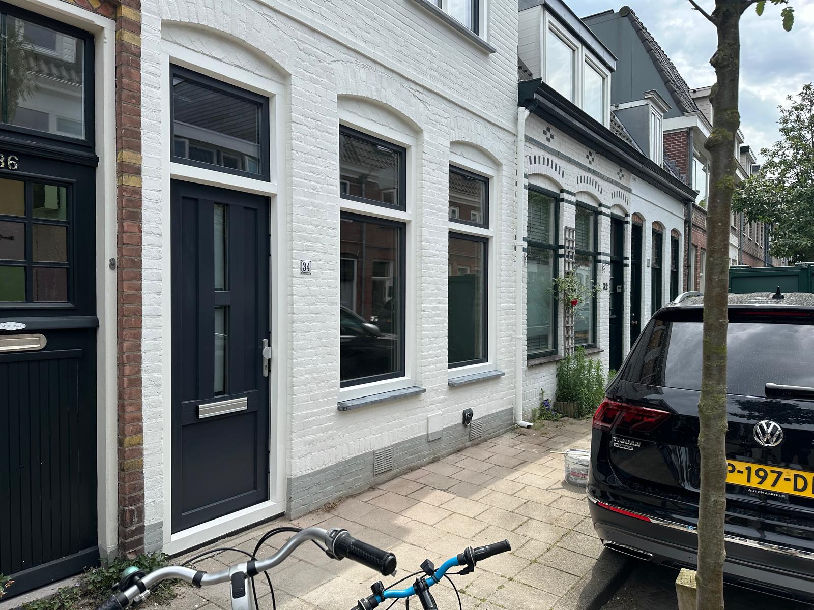 Nieuwe kunststof kozijnen en voordeur gemonteerd in gerenoveerde gevelwoning met klassieke uitstraling
