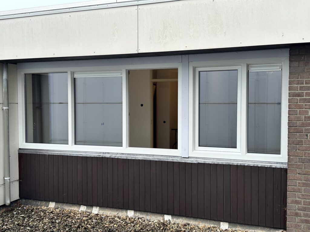 Nieuwe kunststof kozijnen met isolerend glas die geluid van buiten beter dempen
