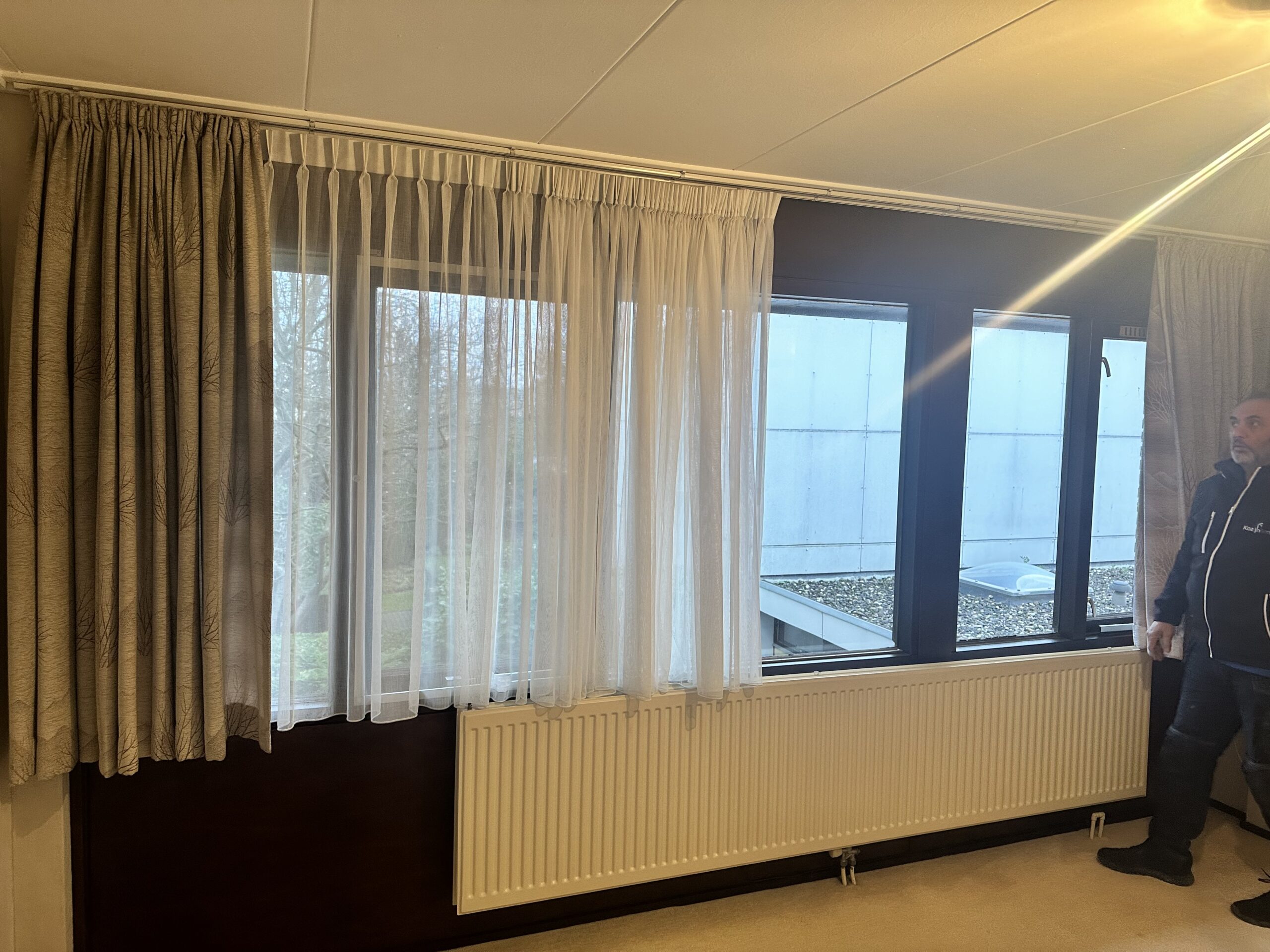Oude houten kozijnen in woning in Uithoorn vóór vervanging door kunststof kozijnen