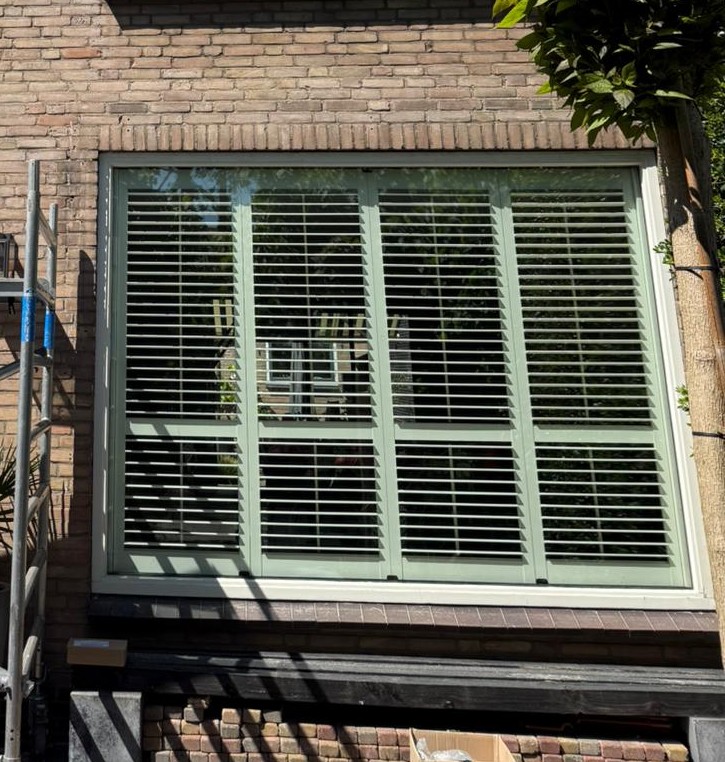 Raamdecoratie shutters geplaatst in kunststof kozijnen van bestaande woning