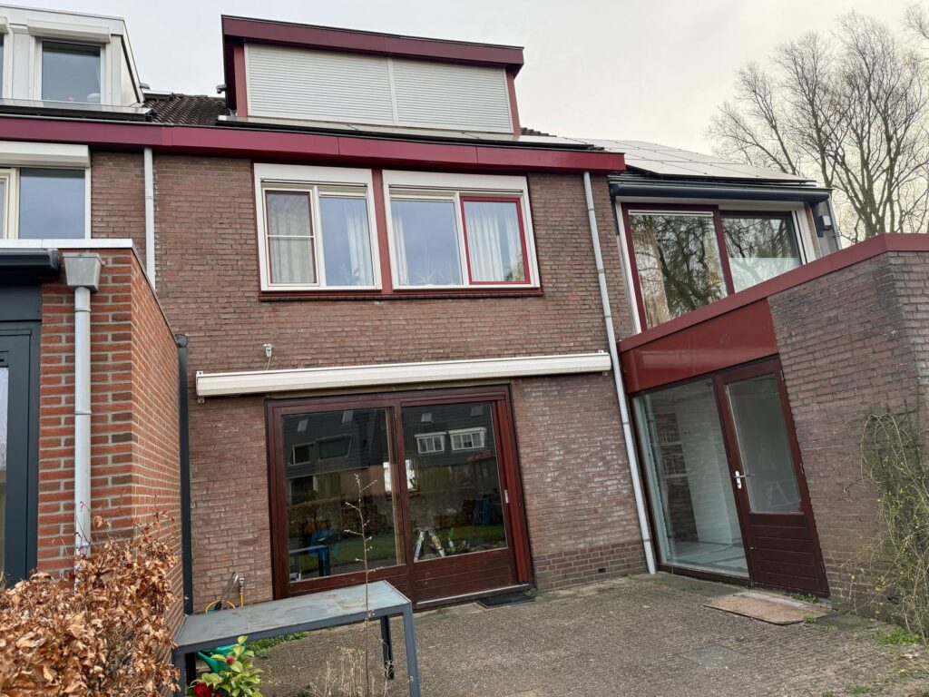 Renovatie van woning met nieuwe kozijnen en toepassing van kalfplaatsing voor ventilatierooster