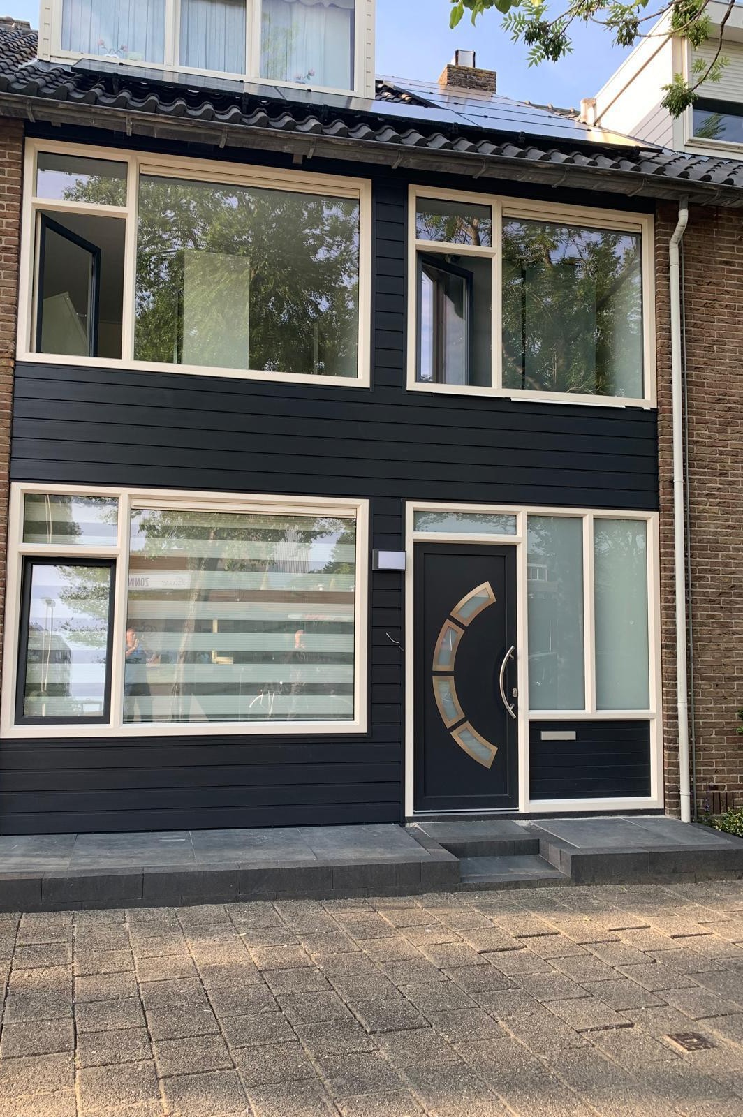 Woning met kunststof kozijnen en raamdecoratie geplaatst in woonkamer en naast voordeur