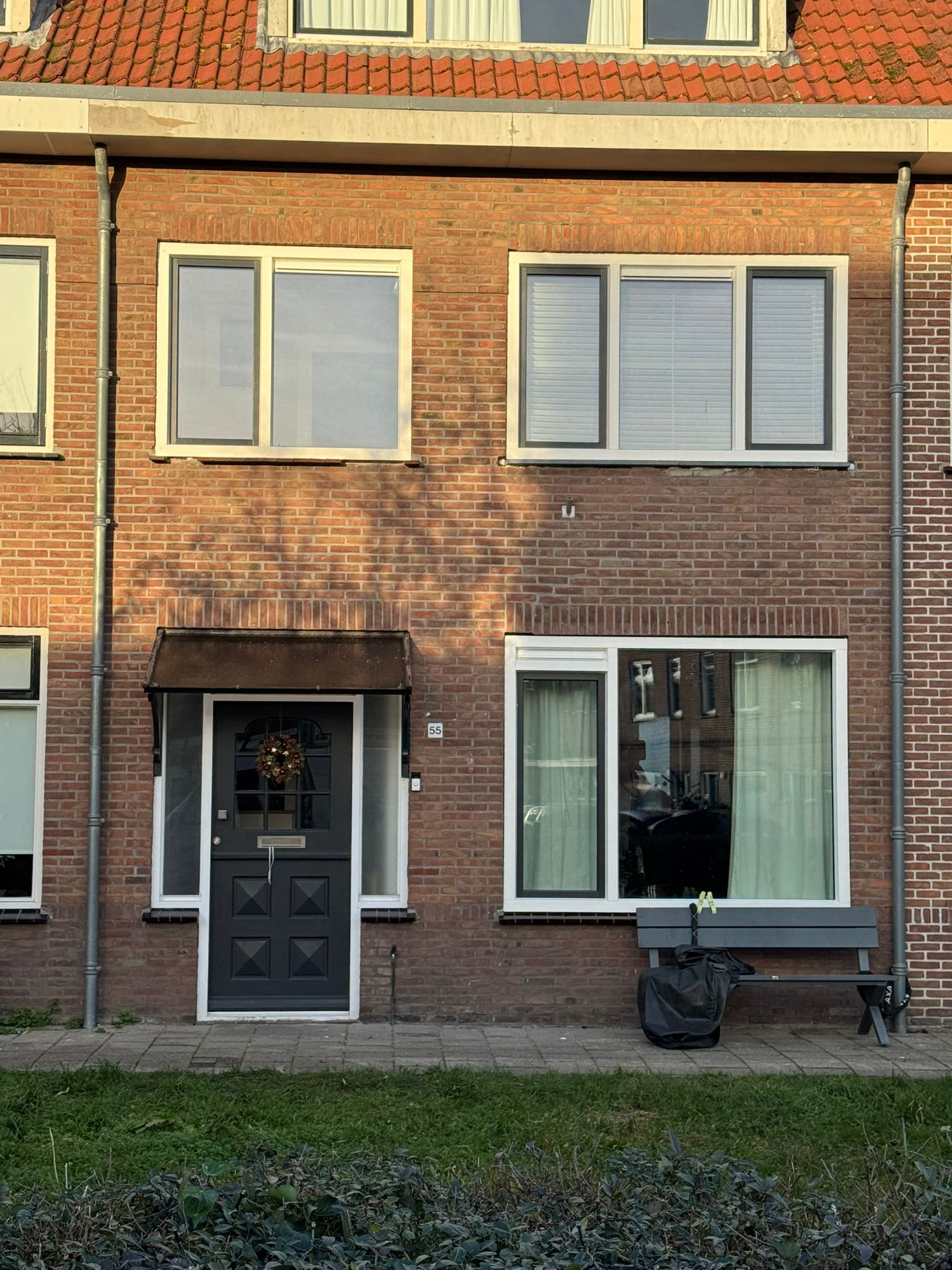 Woning met kunststof kozijnen en raamdecoratie toegepast in voorgevel en bovenramen