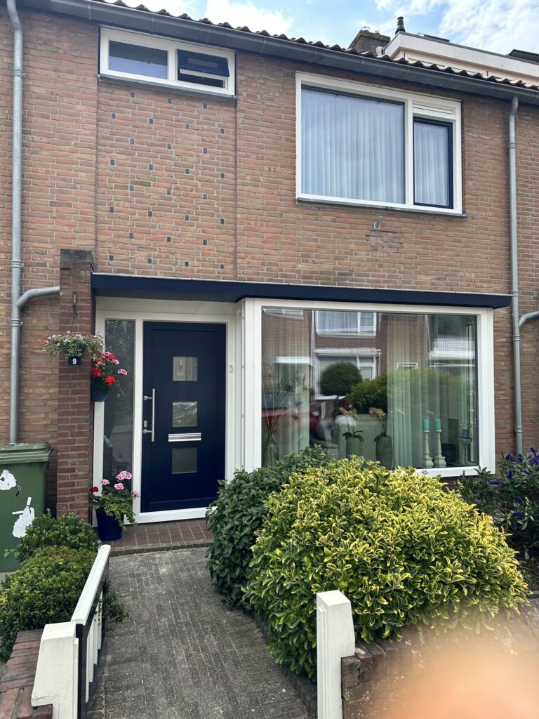Woning met kunststof kozijnen en ventilatierooster boven het raam toegepast in kalfplaatsing