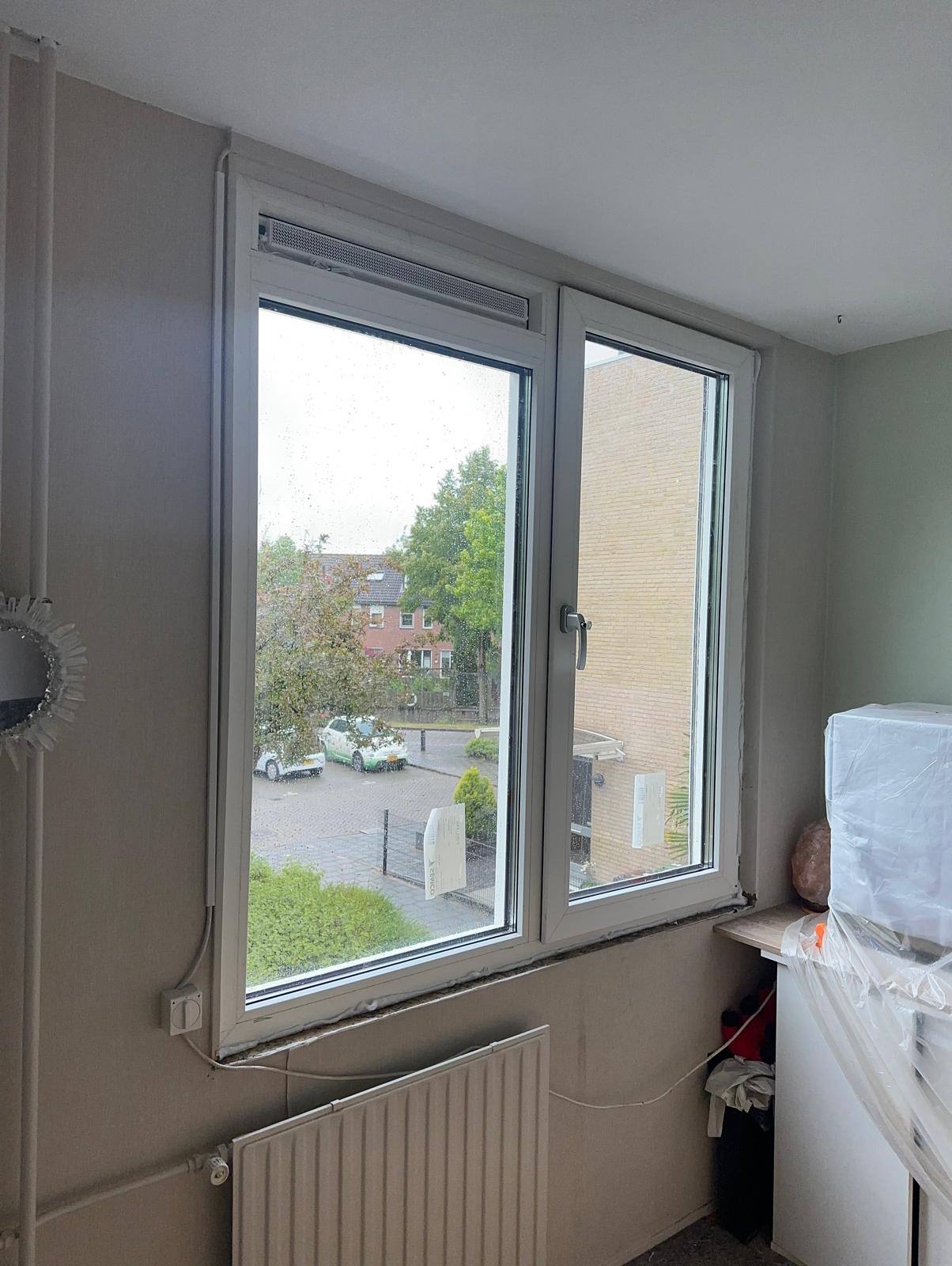 kunststof kozijnen Lisse geplaatst in slaapkamer met ventilatierooster en draaikiepraam