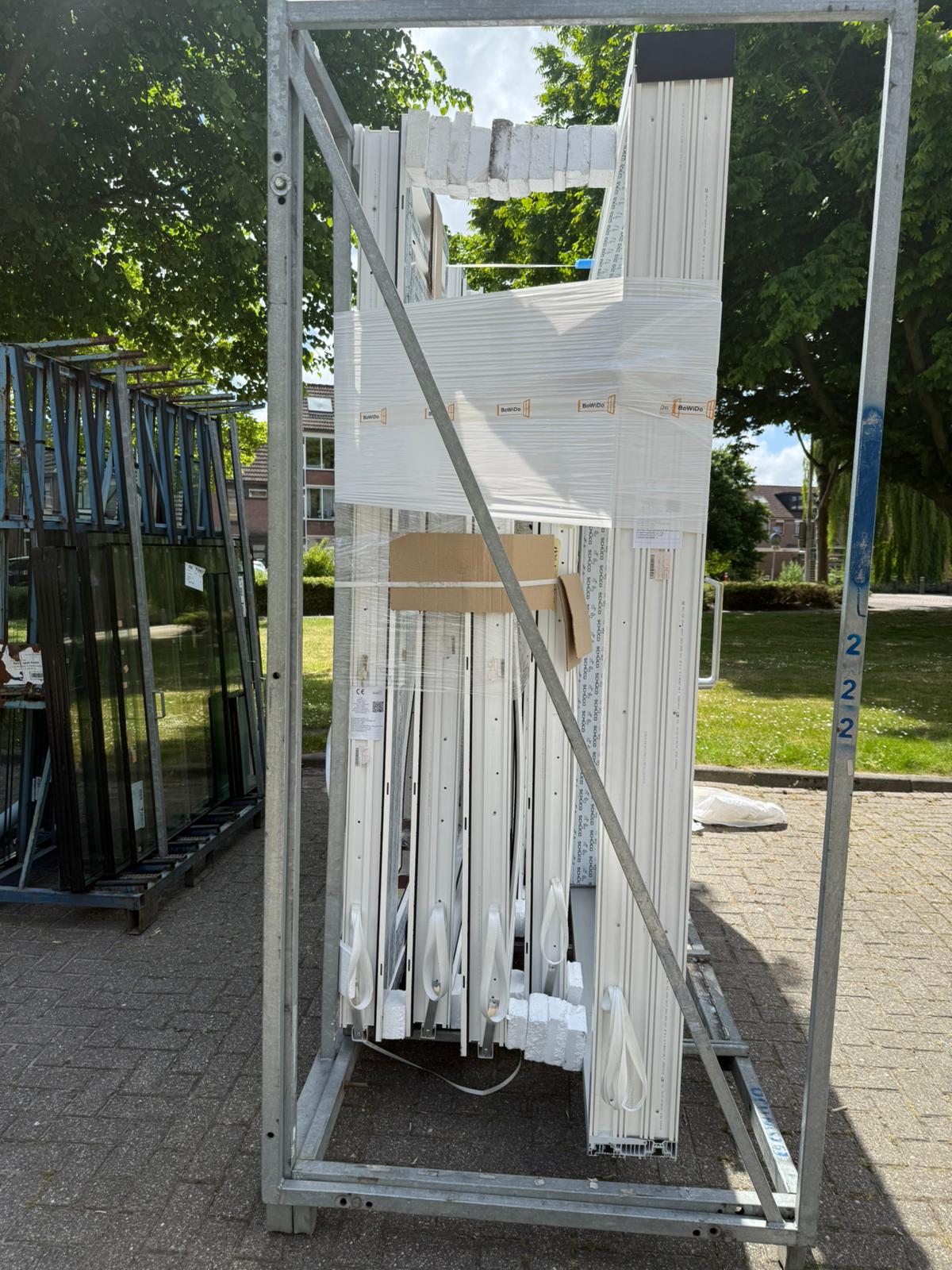 nieuwe kozijnen Lisse op transport in rek klaar voor montage
