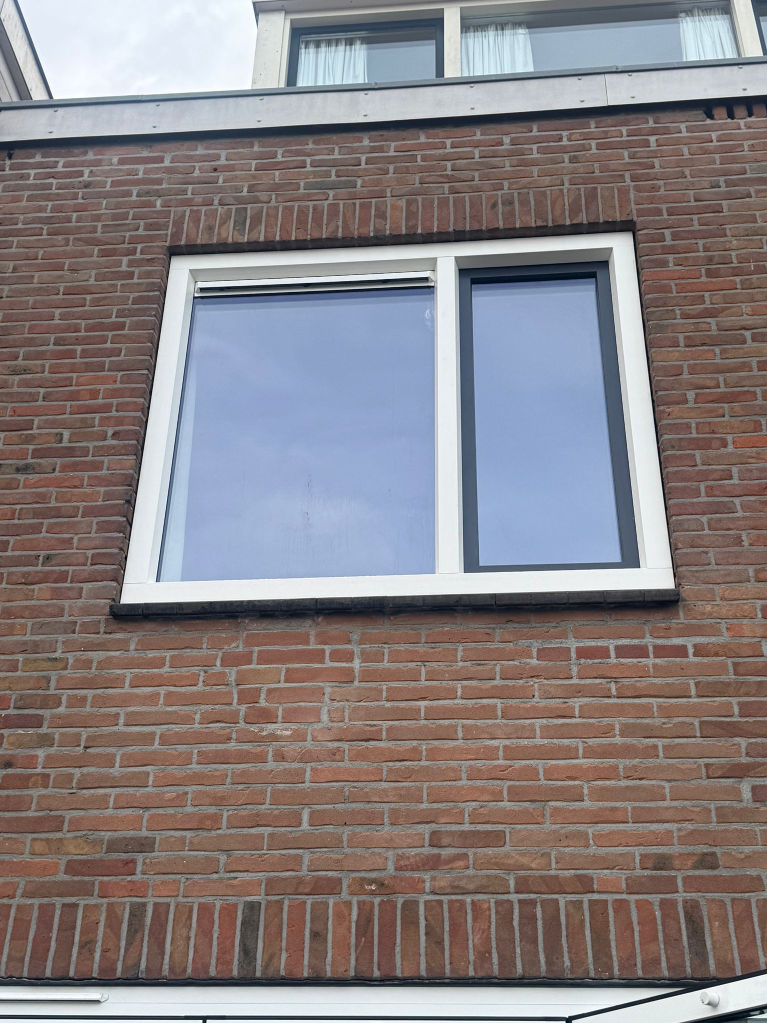 Kunststof kozijnen met isolerend glas en strak afgewerkte vensterbanken