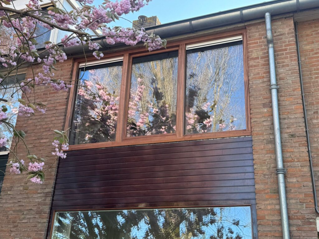 Afgewerkt kunststof kozijn met houtlook uitstraling en isolerend glas.