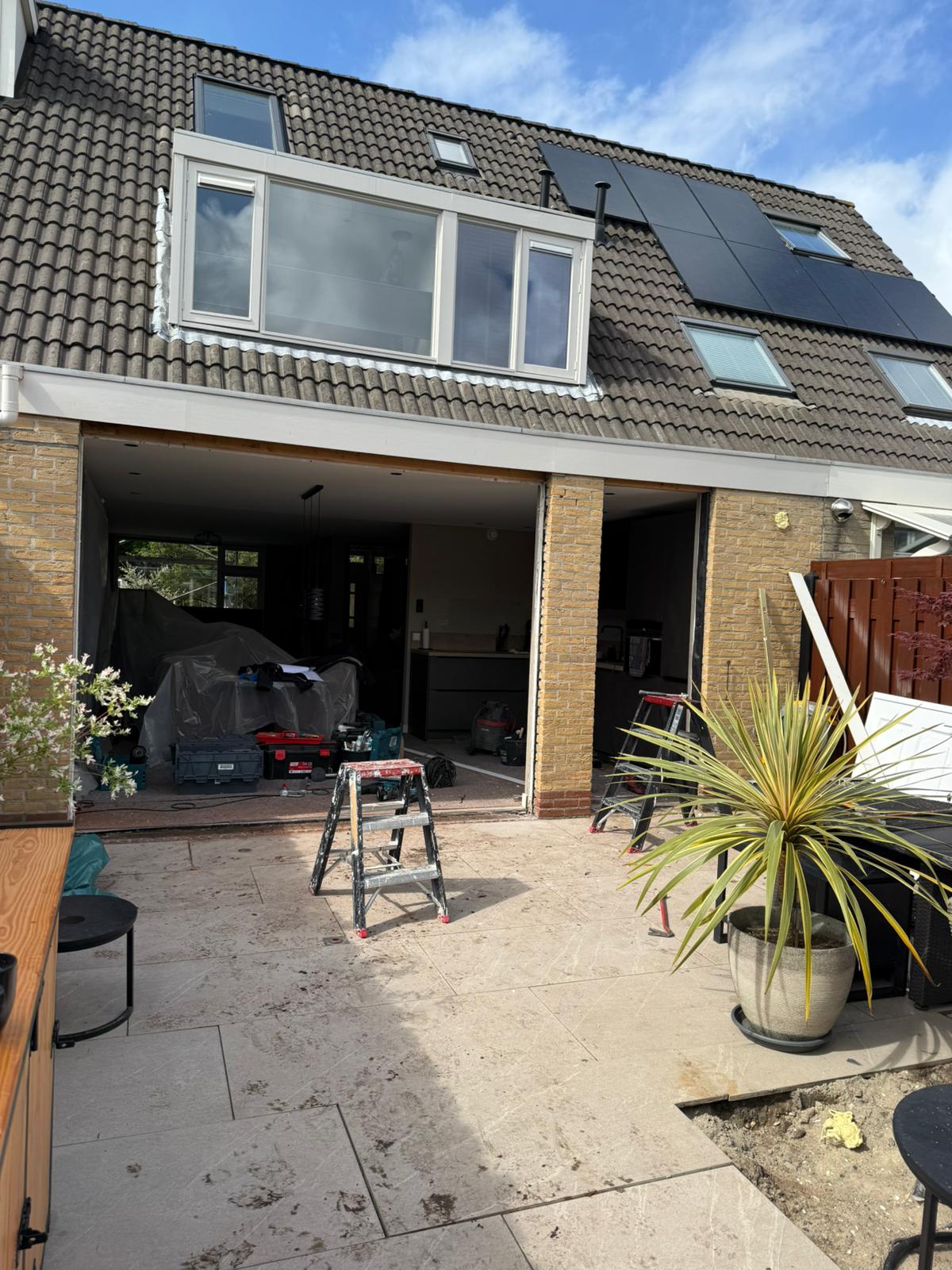 Aluminium schuifpui geplaatst tijdens renovatie van achtergevel