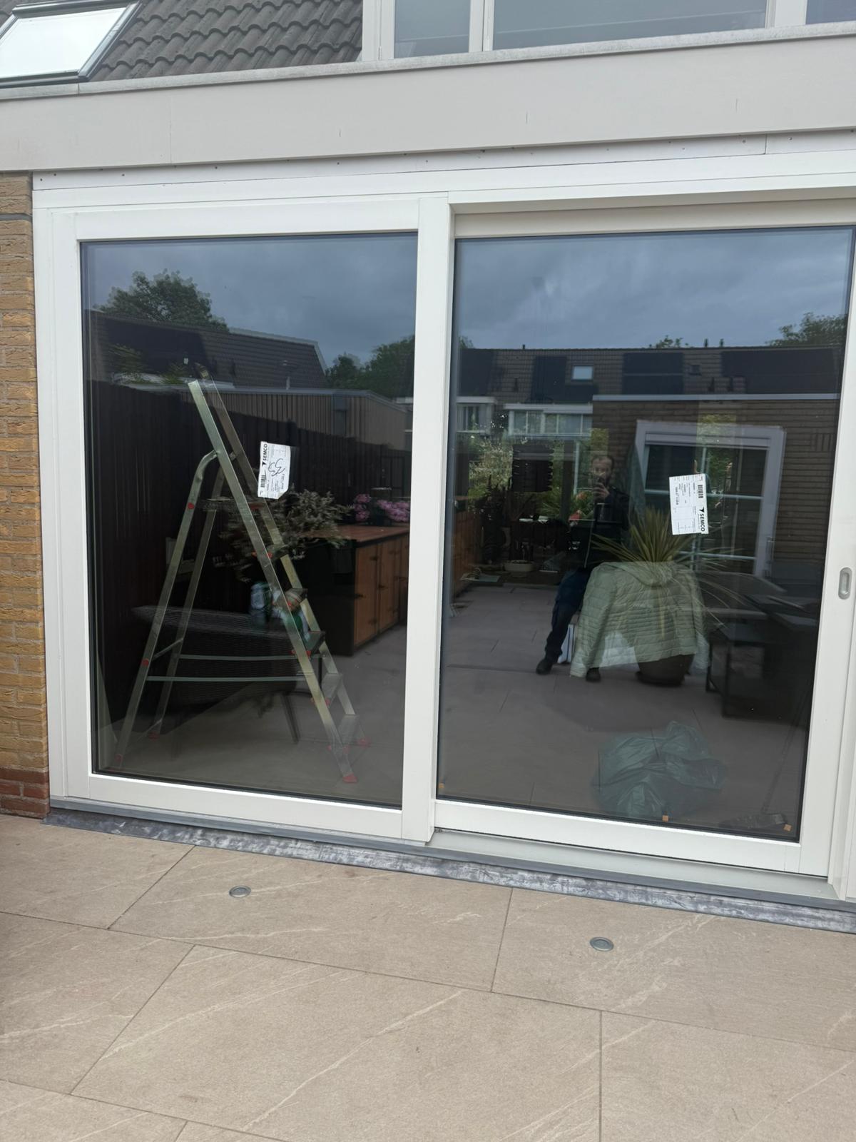 Aluminium schuifpui met grote glasoppervlakken en slanke profielen
