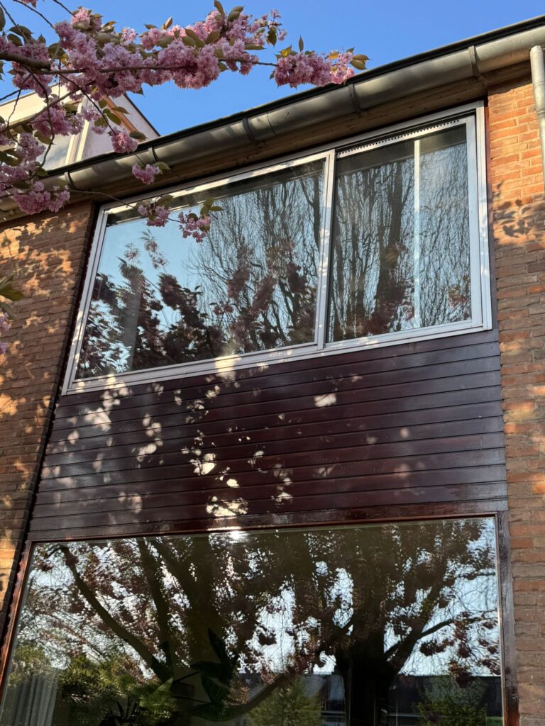 Bestaand kozijn op de eerste verdieping vóór renovatie en vervanging.