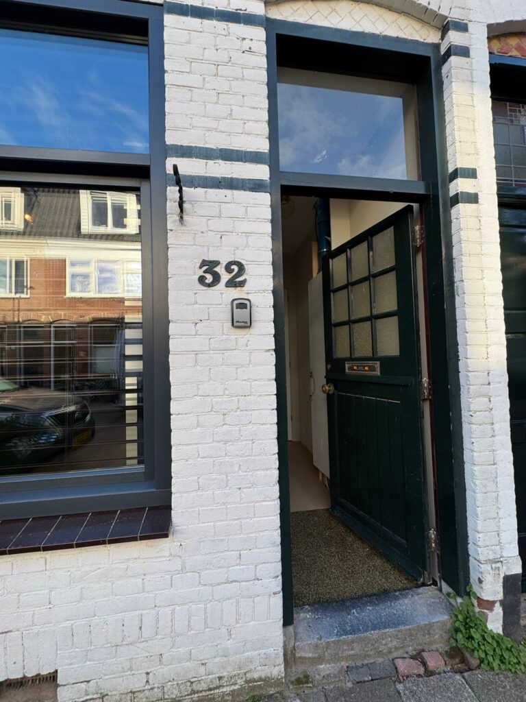 Bestaande houten voordeur met glasverdeling vóór vervanging