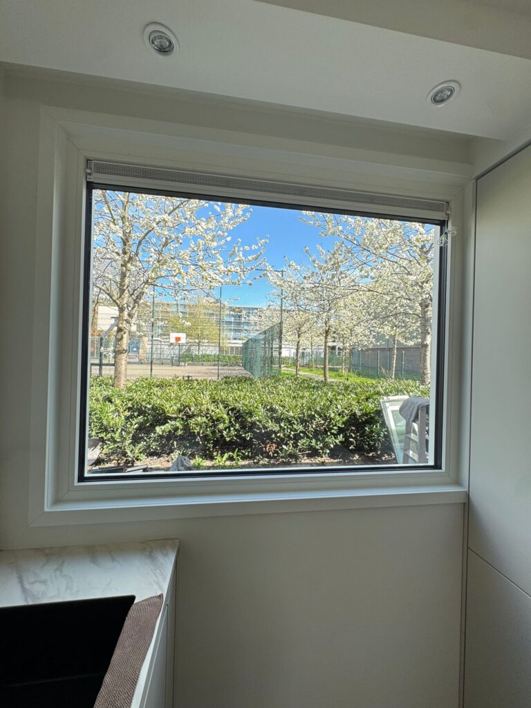 Binnenaanzicht van nieuw kunststof kozijn met ventilatierooster en isolerende beglazing