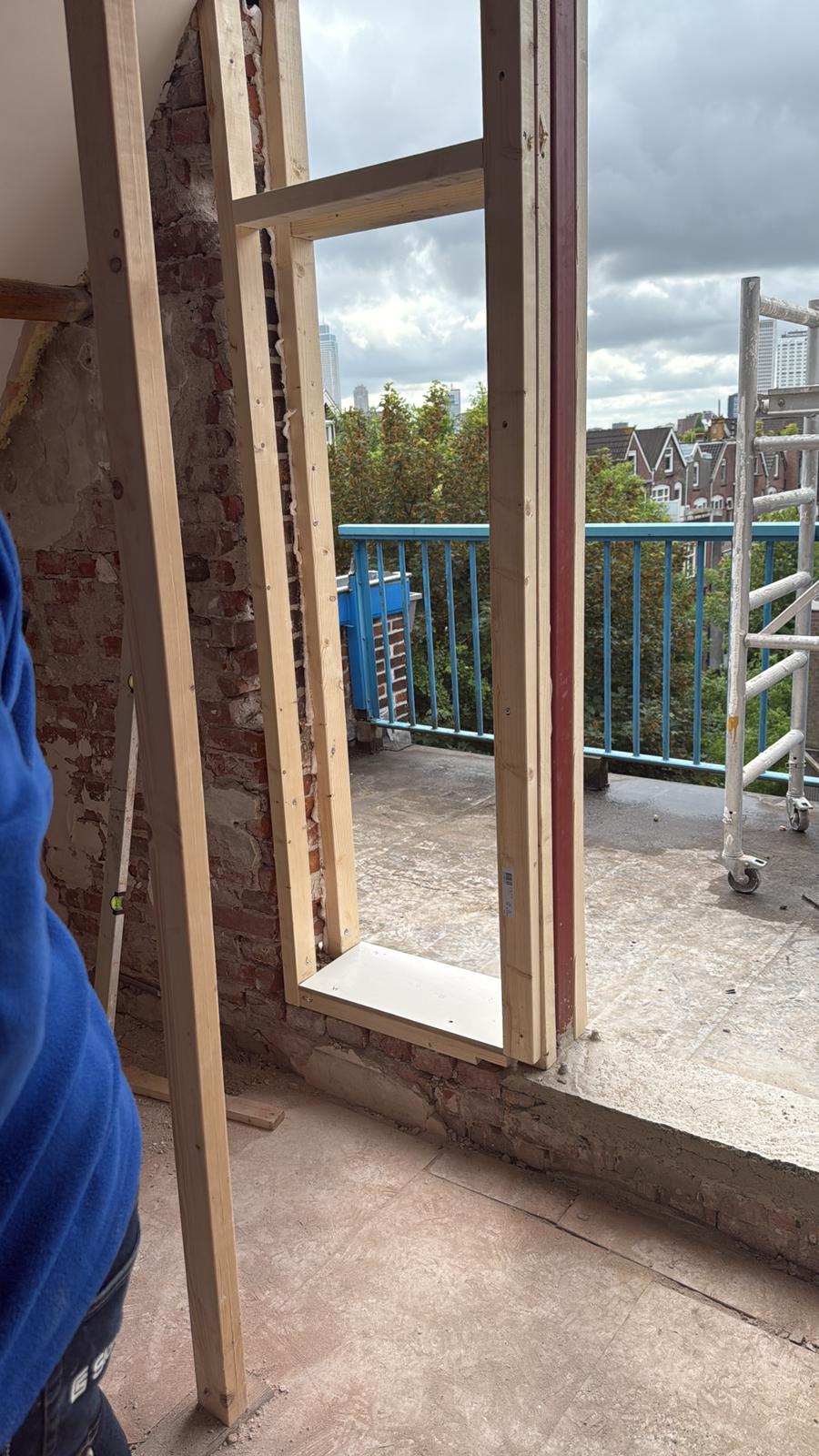 Constructiewerkzaamheden voor het plaatsen van een houten schuifpui