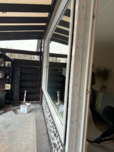 Detail van een houten schuifpui met isolerend HR++ glas