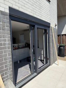 Houten schuifpui geplaatst in achtergevel van moderne woning