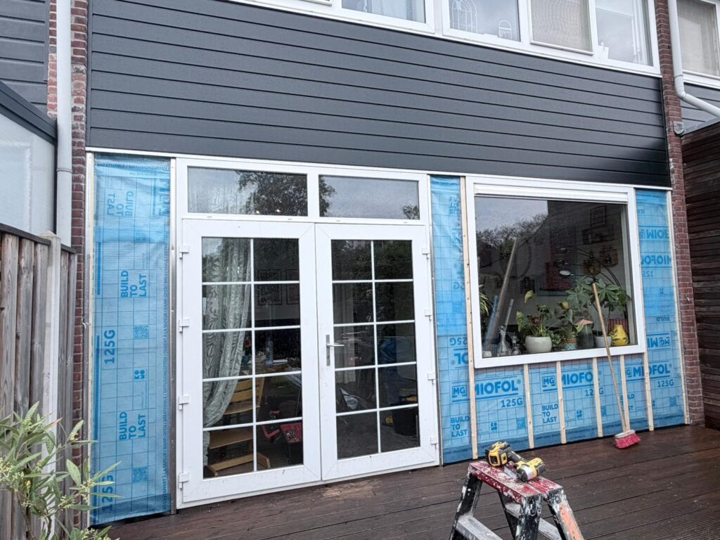 Keralit gevelbekleding plaatsen, foto vooraf met oude gevelbekleding eraf