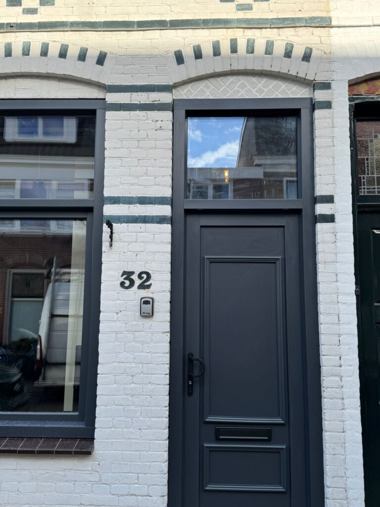 Klassieke kunststof voordeur met bovenlicht en paneelafwerking