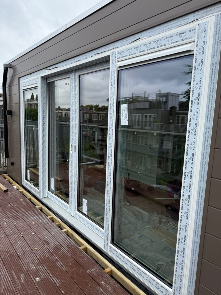 Moderne kunststof gevelbekleding gecombineerd met grote raampartijen en schuifpui