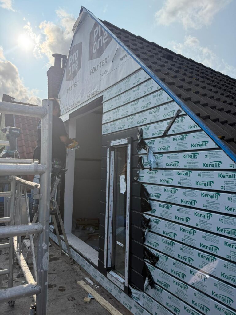 Montage van Keralit kunststof gevelbekleding tijdens gevelrenovatie