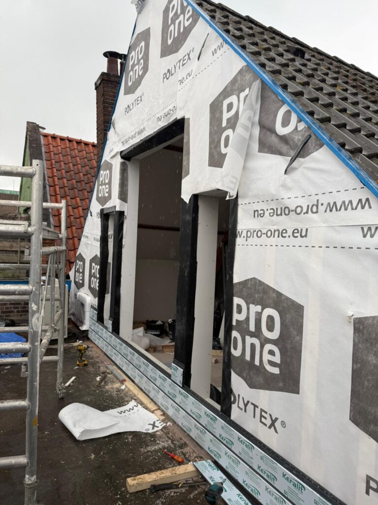 Montage van een houten schuifpui tijdens renovatieproject
