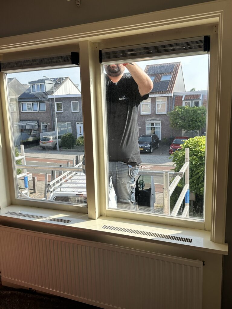 Montagewerkzaamheden aan gevelbekleding tijdens renovatie van een woning