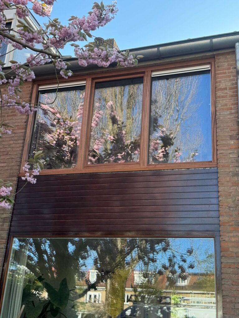 Nieuw kunststof kozijn in houtlook geplaatst op de eerste verdieping van een woning.