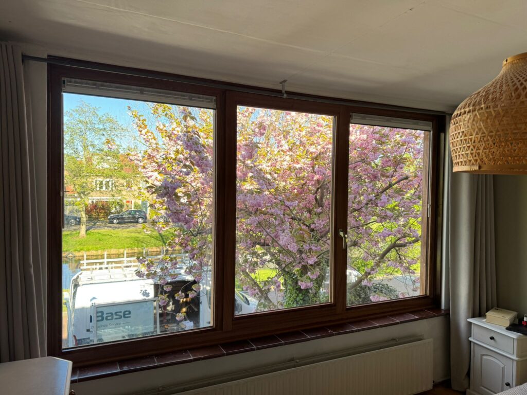 Nieuw kunststof kozijn in houtlook met HR++ glas na volledige afwerking van het project.