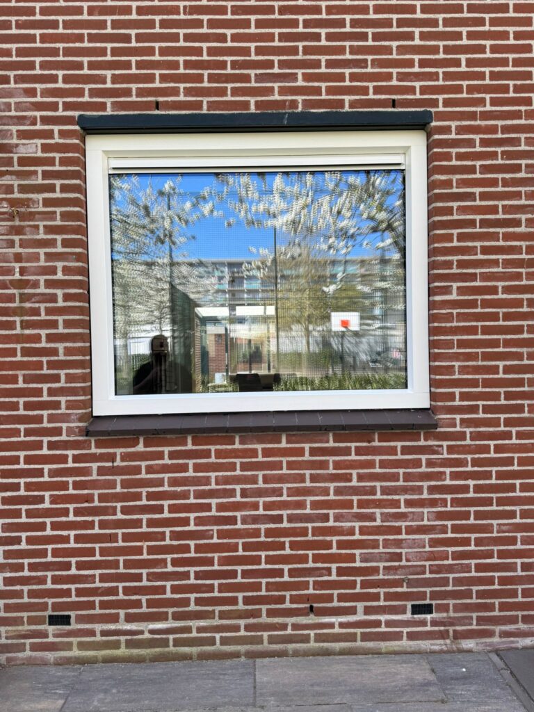 Nieuw kunststof kozijn met isolerend glas geplaatst in de voorgevel van een woning