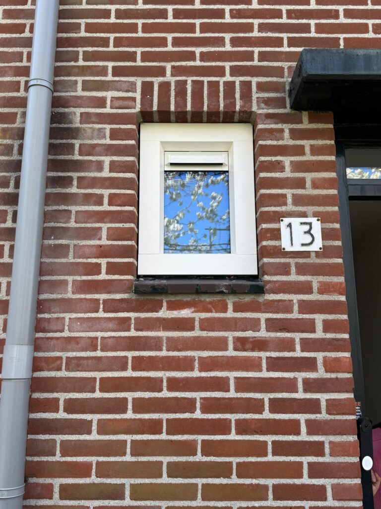 Nieuw kunststof kozijn naast de voordeur na renovatie van de voorgevel