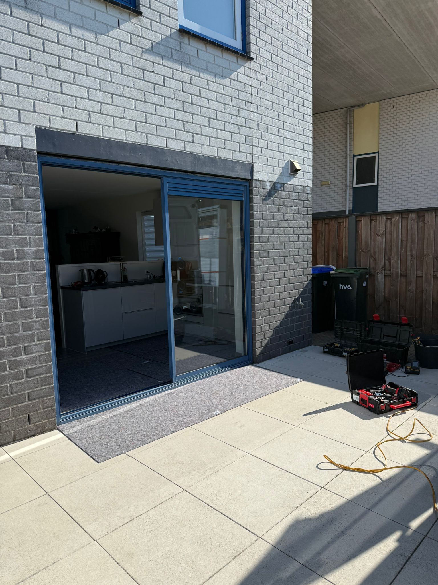 Nieuwe houten schuifpui op maat geplaatst in woning