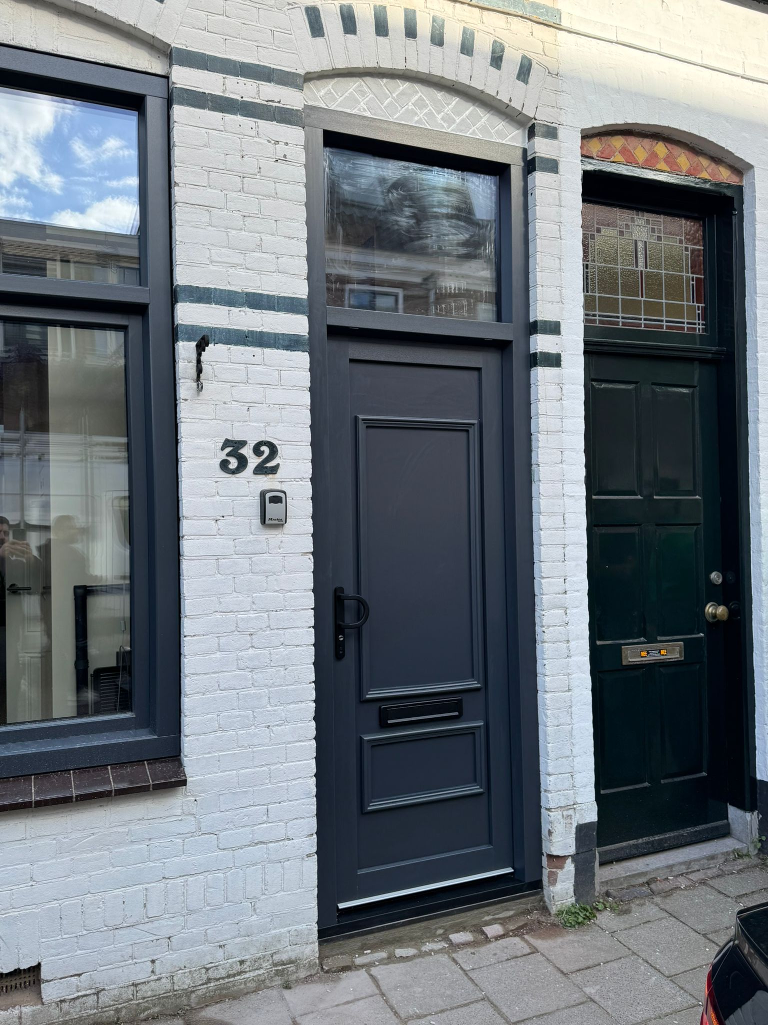 Nieuwe klassieke kunststof voordeur in antracietkleur na renovatie