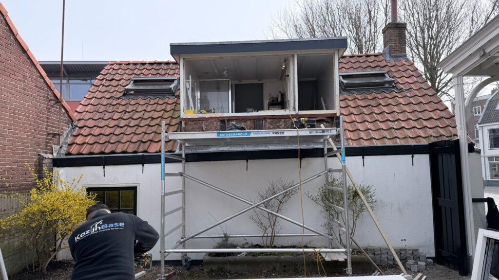 Nieuwe kunststof kozijnen geplaatst in dakkapel tijdens renovatiewerkzaamheden.