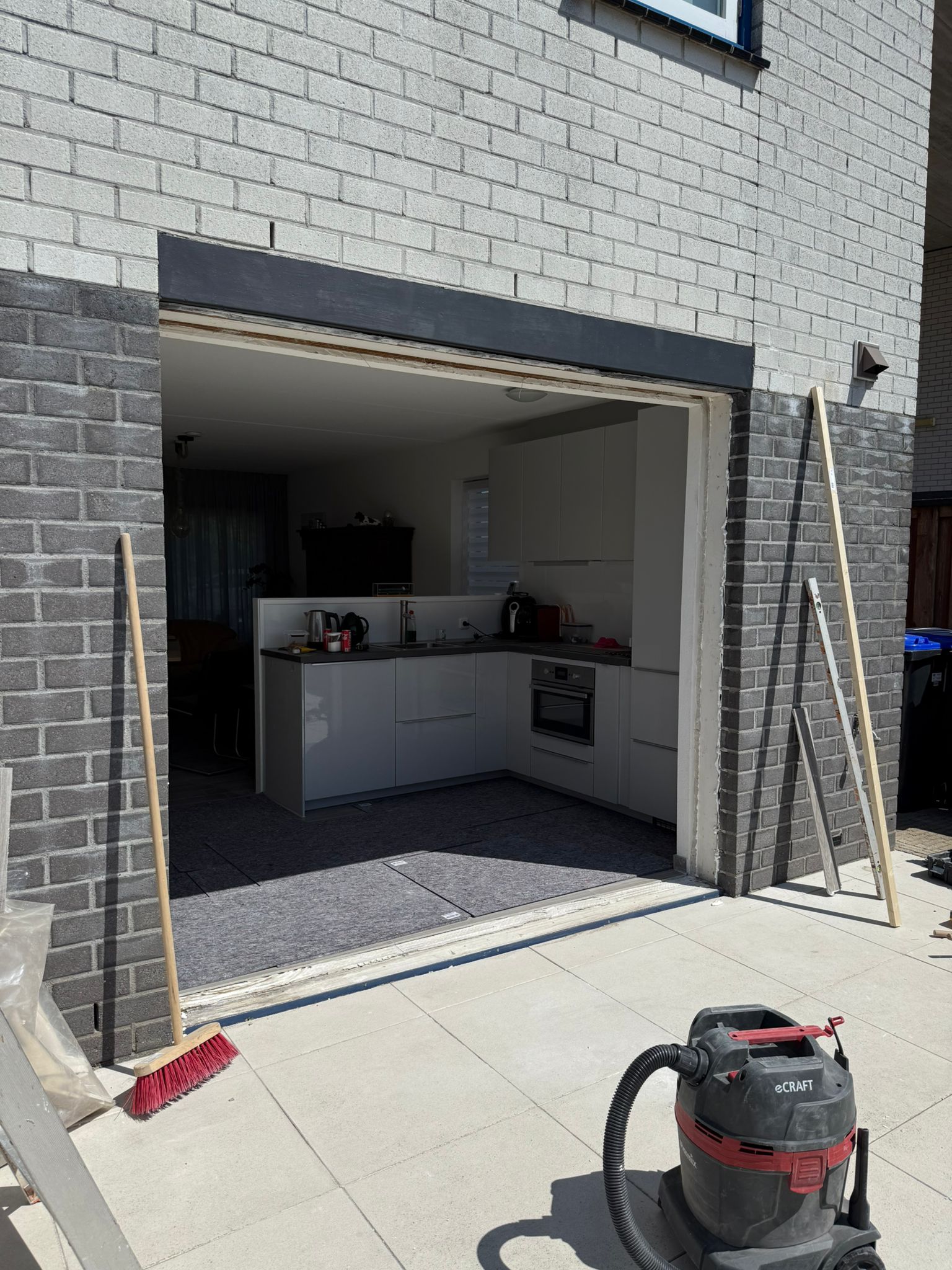 Opening in achtergevel voorbereid voor montage van een houten schuifpui