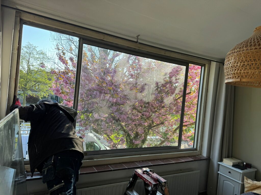 Verwijderen van het oude kozijn tijdens de montage van nieuwe kunststof kozijnen.