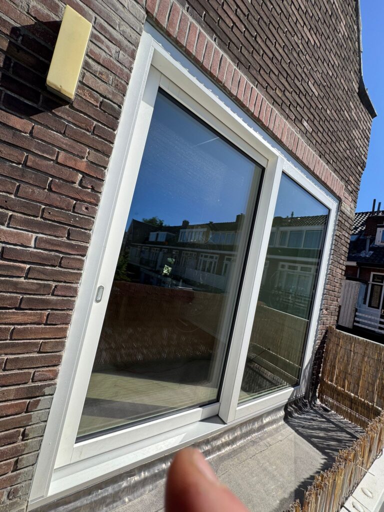 Witte aluminium schuifpui geplaatst in bestaande bakstenen gevel
