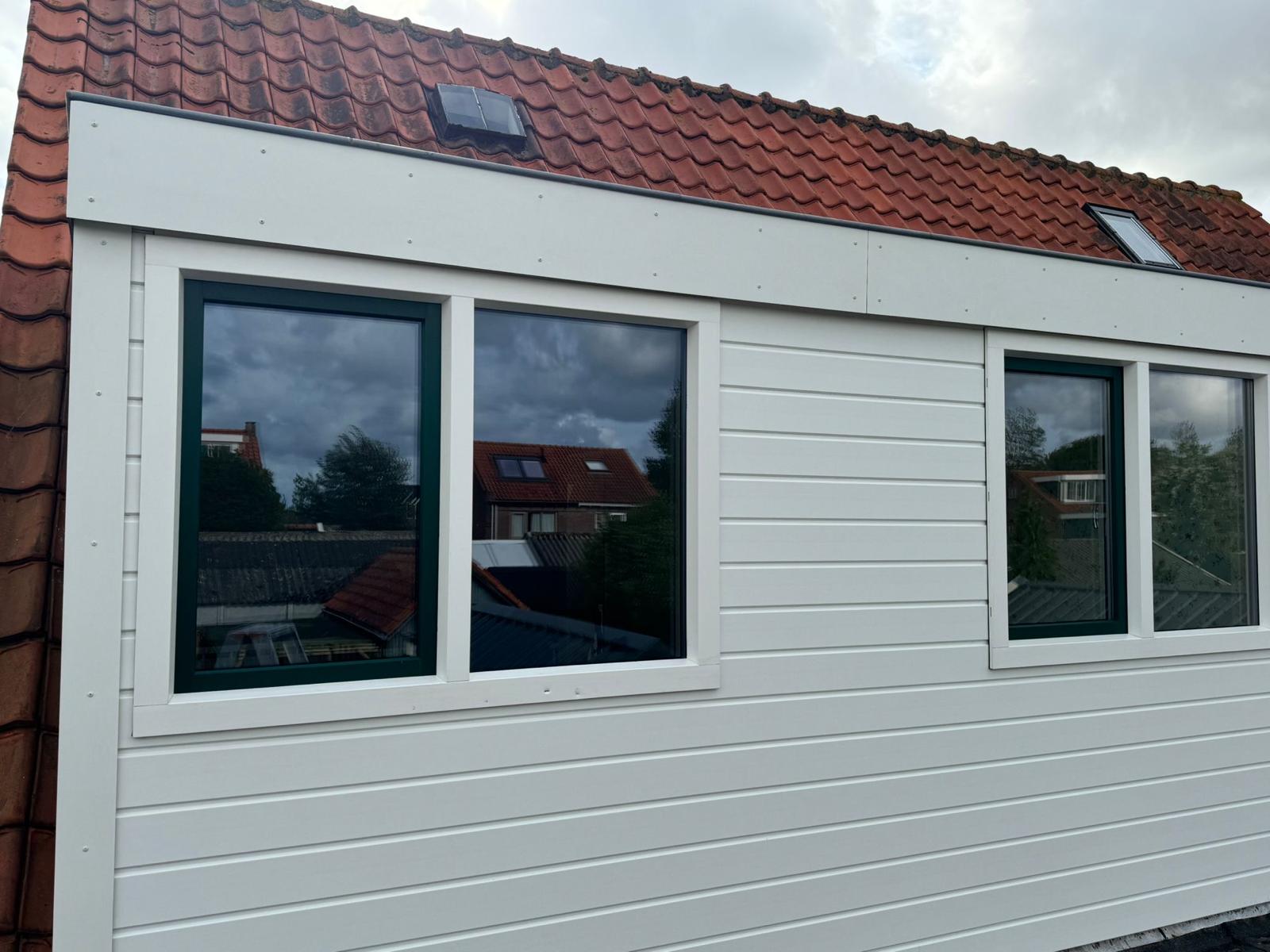 Woning met onderhoudsarme kunststof gevelbekleding en moderne kozijnen