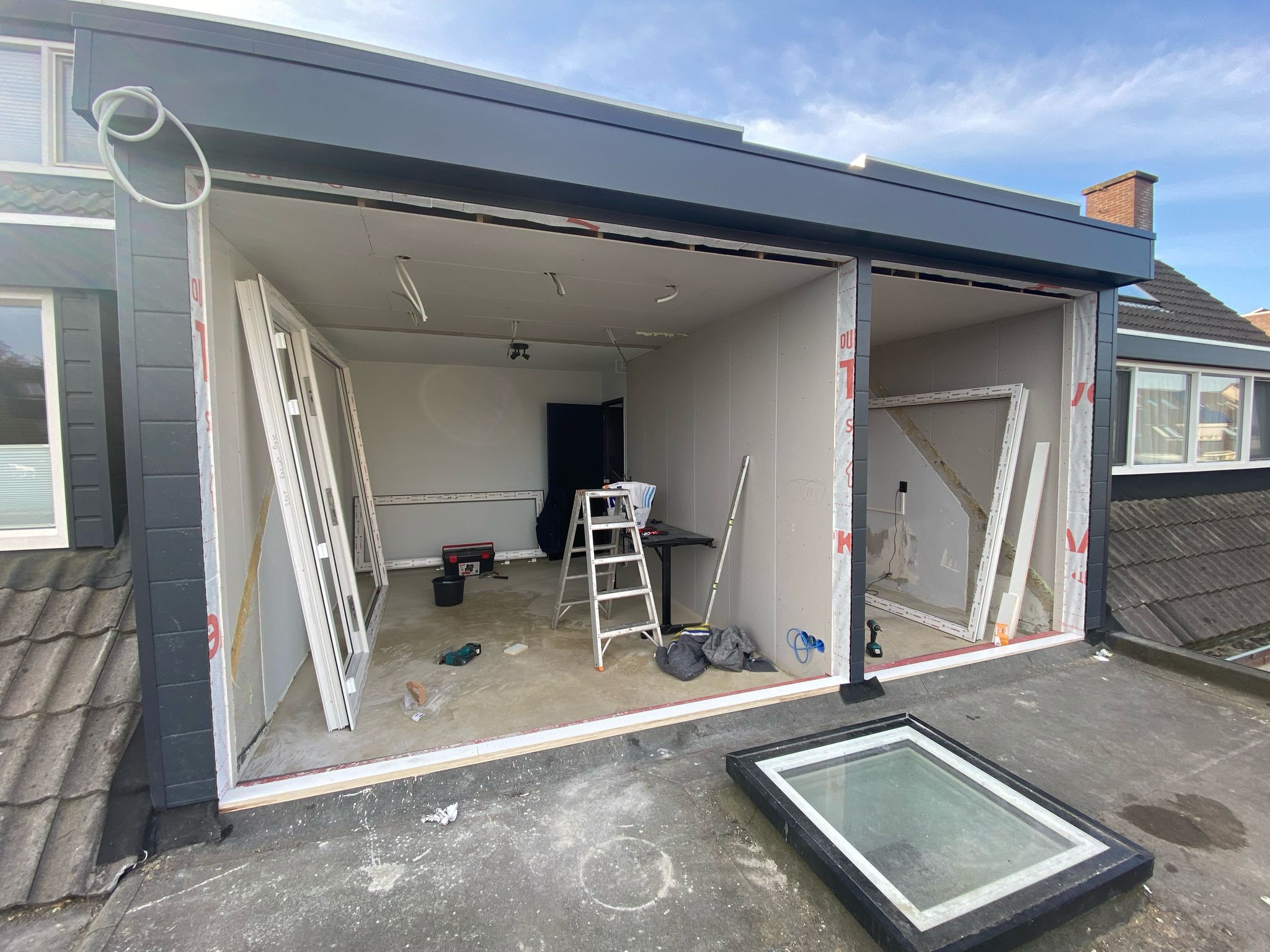Montage van het glas en de kozijnen te Schiedam schuifpui van 4x2