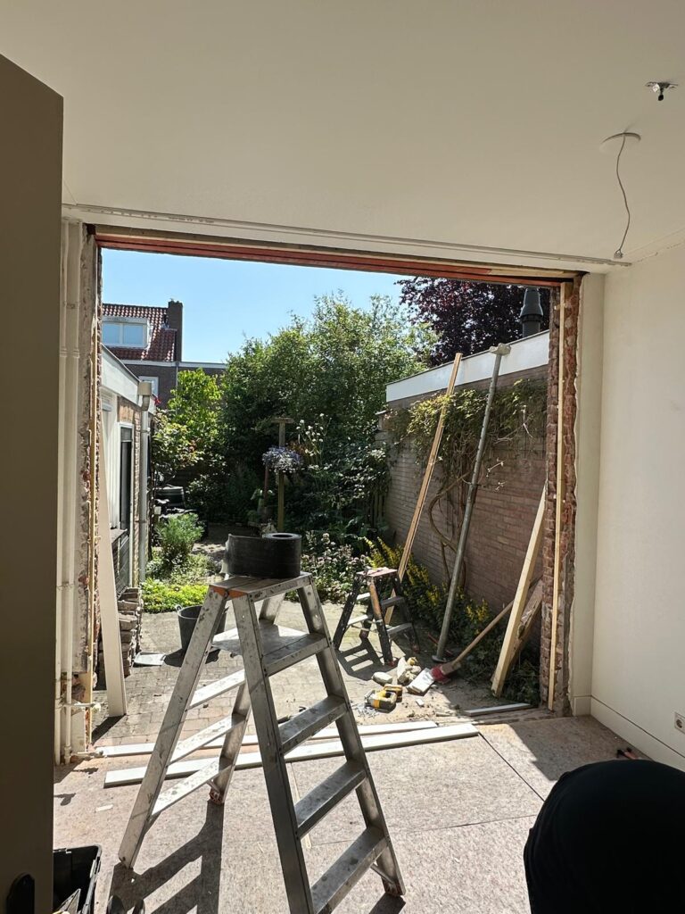 Bestaande achterpui verwijderd voor plaatsing van een nieuwe hardhouten pui in Haarlem