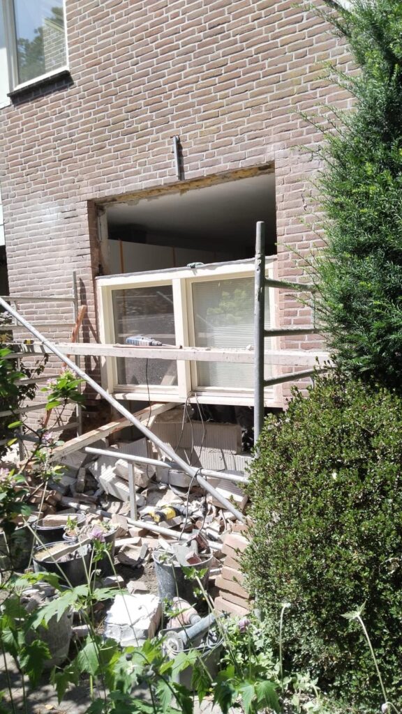 Bestaande gevelopening vergroten voor plaatsing van een nieuw kozijn in Aerdenhout
