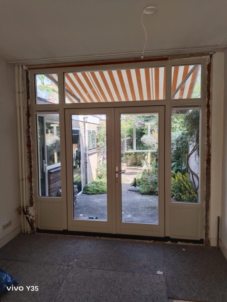 Binnenzijde van de nieuwe hardhouten achterpui met openslaande deuren en zijlichten